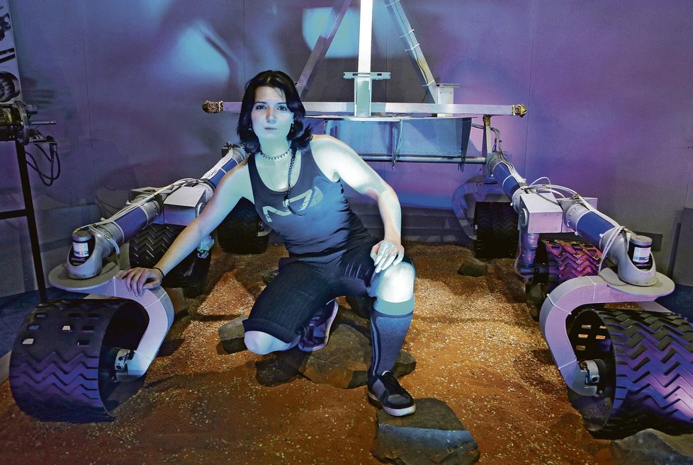 Lucie pózuje u modelu průzkumného vozidla, které sbírá informace na Marsu.