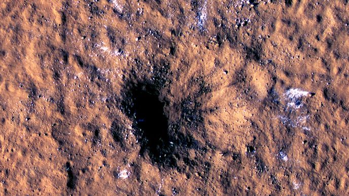 NASA odhalila kusy ledu v kráteru na Marsu nedaleko rovníku 