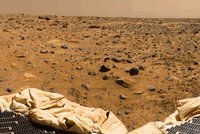 Cesty na Mars zase o krůček blíže: Mikroby dokáží na rudé planetě přežít