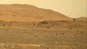 Povrch Marsu, jak ho vyfotila helikoptéra Perseverance americké společenosti NASA letos v březnu