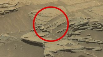 Sonda Curiosity údajně na Marsu objevila létající lžíci