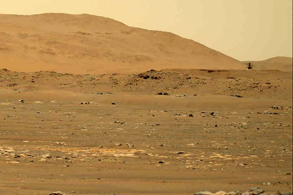 Povrch Marsu, jak ho vyfotila helikoptéra Perseverance americké společenosti NASA letos v březnu