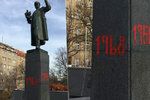 Na podstavec sochy maršála Koněva v Praze 6 někdo rudou barvou nasprejoval letopočty 1956, 1961, 1968 a 2017.
