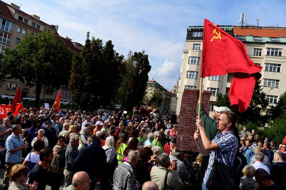 Protestní akce proti zakrytí sochy maršála Ivana Koněva se uskutečnila 2. září 2019 v Praze.