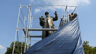Poláci mají skvělá válečná muzea a velebí svůj odboj, Češi se hádají o sochu maršála Koněva