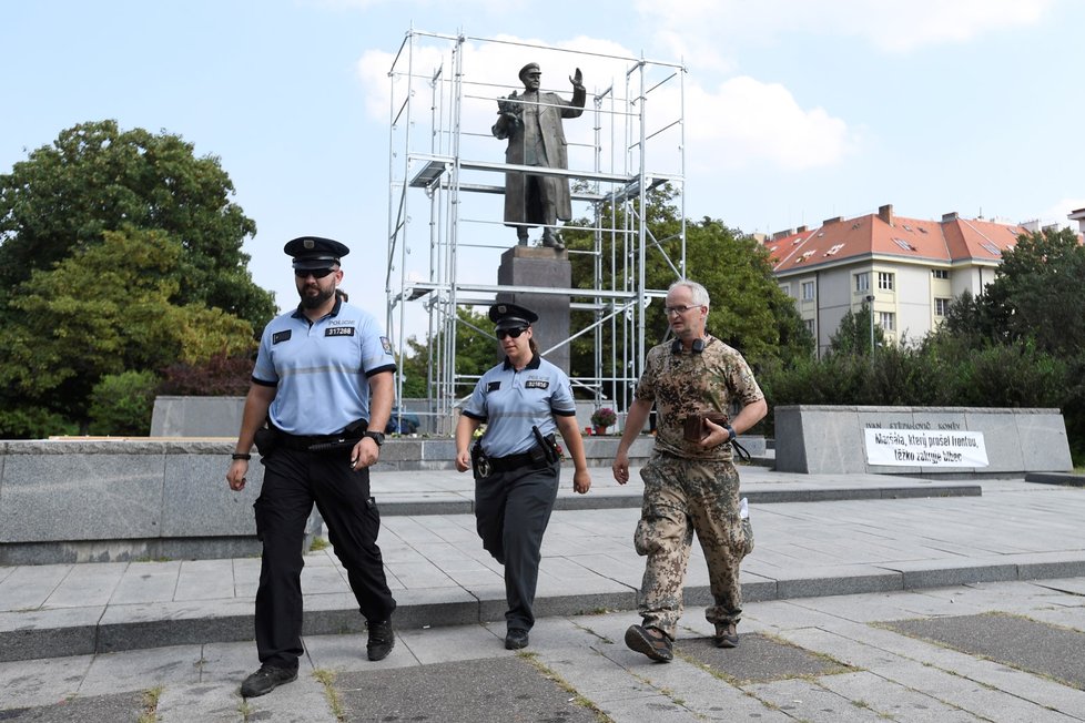 Protestní akce proti zakrytí sochy maršála Ivana Koněva se uskutečnila 2. září 2019 v Praze.