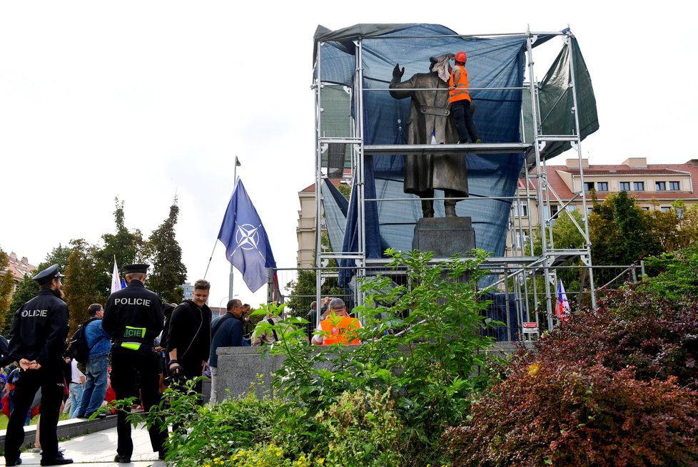 Protestní akce proti zakrytí sochy maršála Ivana Koněva se uskutečnila 2. září 2019 v Praze.