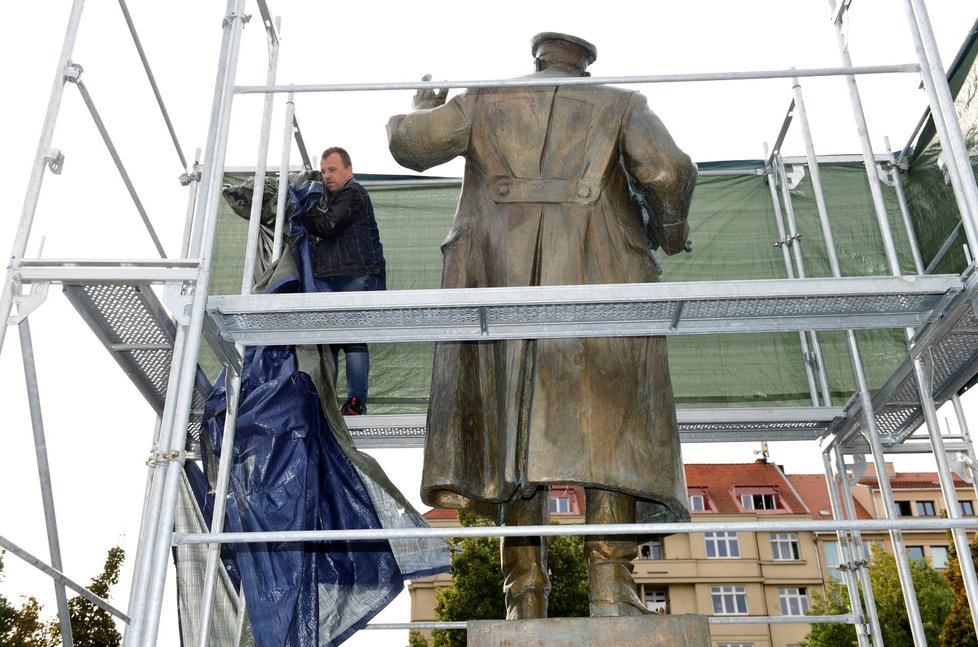 Protestní akce proti zakrytí sochy maršála Ivana Koněva se uskutečnila 2. září 2019 v Praze