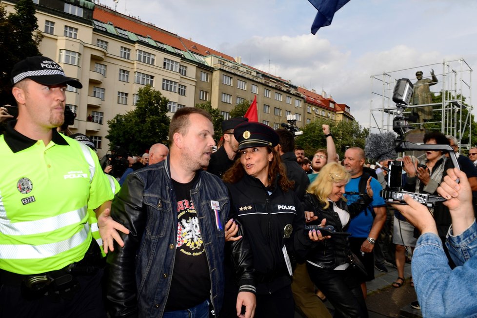 Protestní akce proti zakrytí sochy maršála Ivana Koněva se uskutečnila 2. září 2019 v Praze