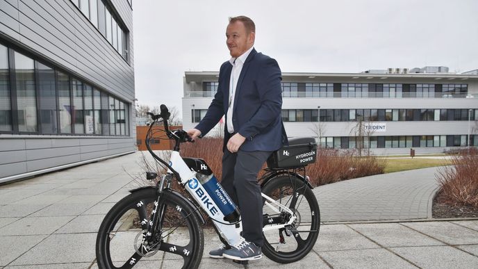 Zakladatel H2 Global David Maršálek na vodíkovém kole, které představil v únoru 2023. Zakladatel H2 Global David Maršálek na vodíkovém kole, které představil v únoru 2023.