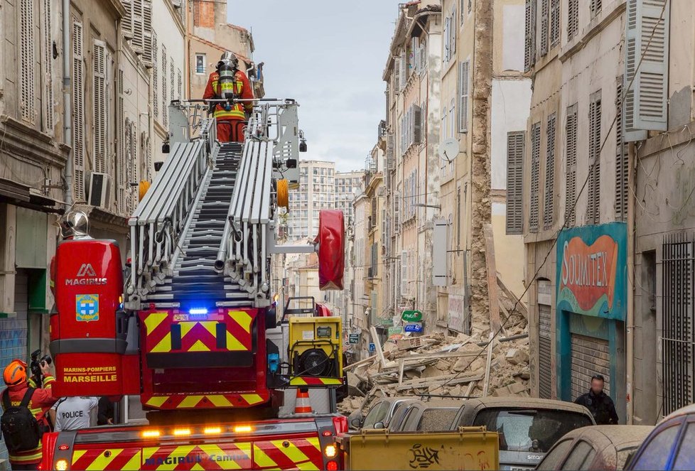 V centru francouzského Marseille se zřítily dvě několikapatrové budovy (6. 11. 2018)