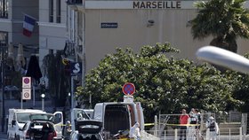 V Marseille najelo auto na autobusovou zastávku.