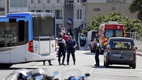 V Marseille najelo auto na autobusovou zastávku.