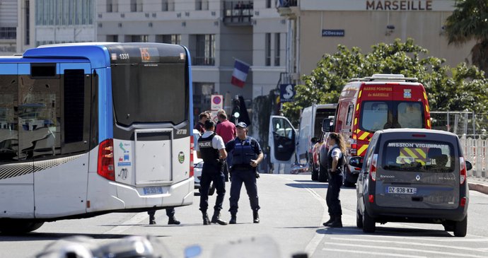 V Marseille najelo auto na autobusovou zastávku.