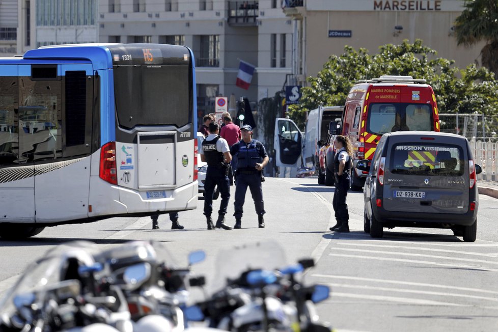 V Marseille nedávno najelo auto na autobusovou zastávku.