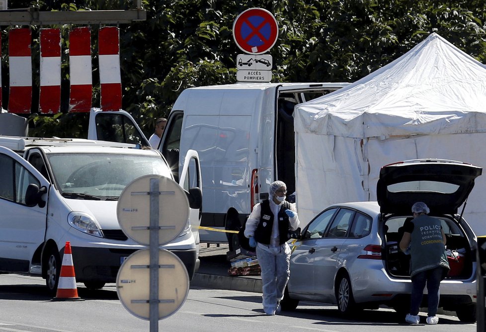 V Marseille nedávno najelo auto na autobusovou zastávku.