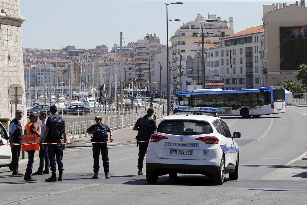 V Marseille najelo auto na autobusovou zastávku.