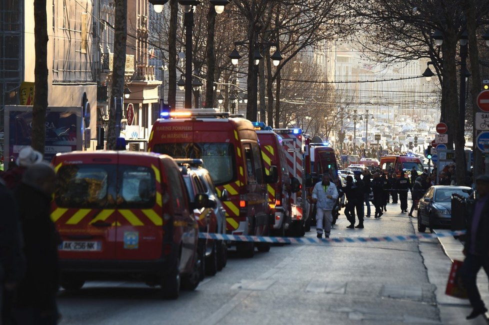 Muž zaútočil nožem v centru Marseille.