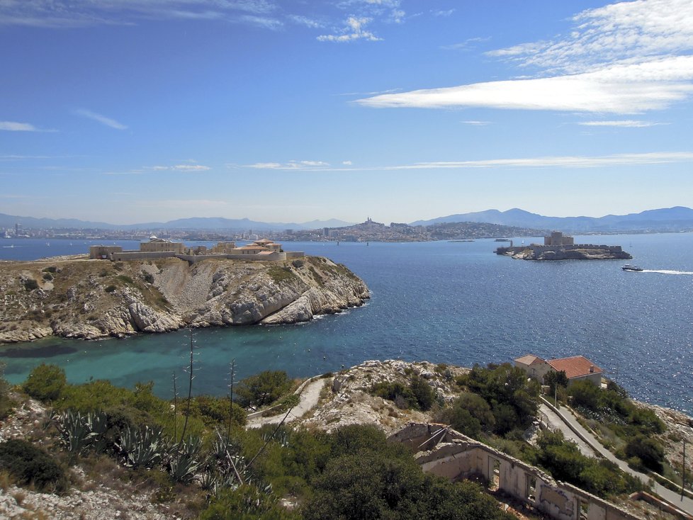 Pohled z Frioulských ostrovů na Marseille a pevnost If, kde byl vězněn hrabě Monte Christo.