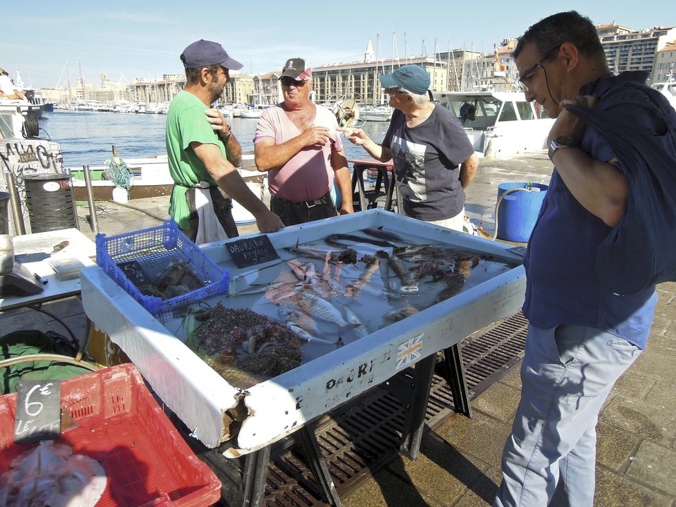 Rybí trh ve starém přístavu je plný čerstvého zboží.