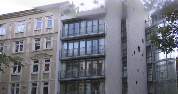 Speciální auto vyfotilo Martu před jejím bytem v Hamburku.