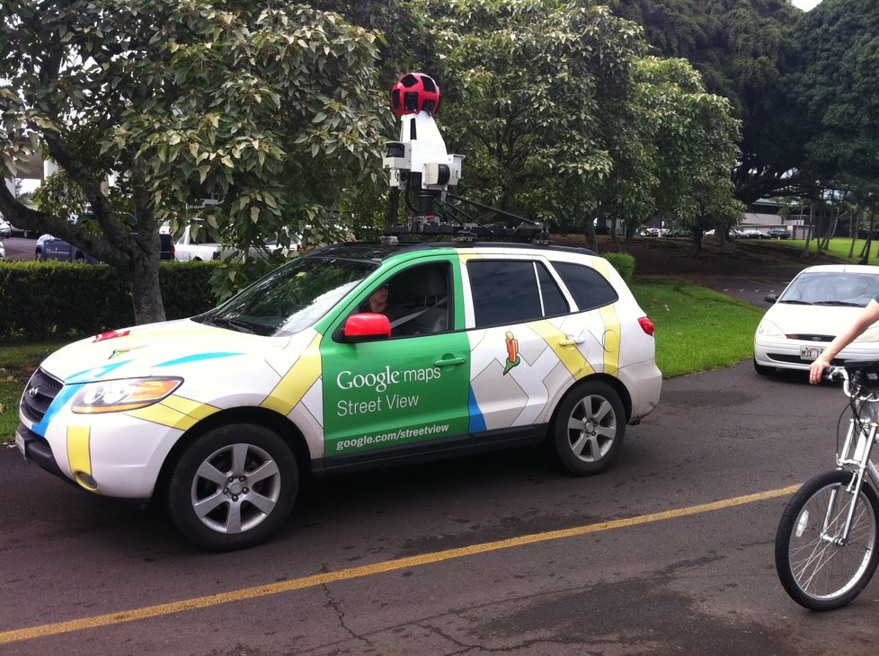 Auto společnosti Google mapující ulice do speciálních internetových map Street View. Pozor, tohle auto fotí!