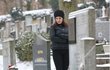 Marta Jandová kvůli natáčení videoklipu musela v mrazech běhat mezi hroby.
