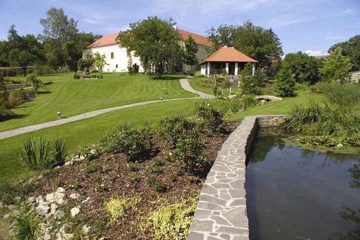 Všude byly deky, polštáře a lampiony, takže hosté mohli vegetit na trávě