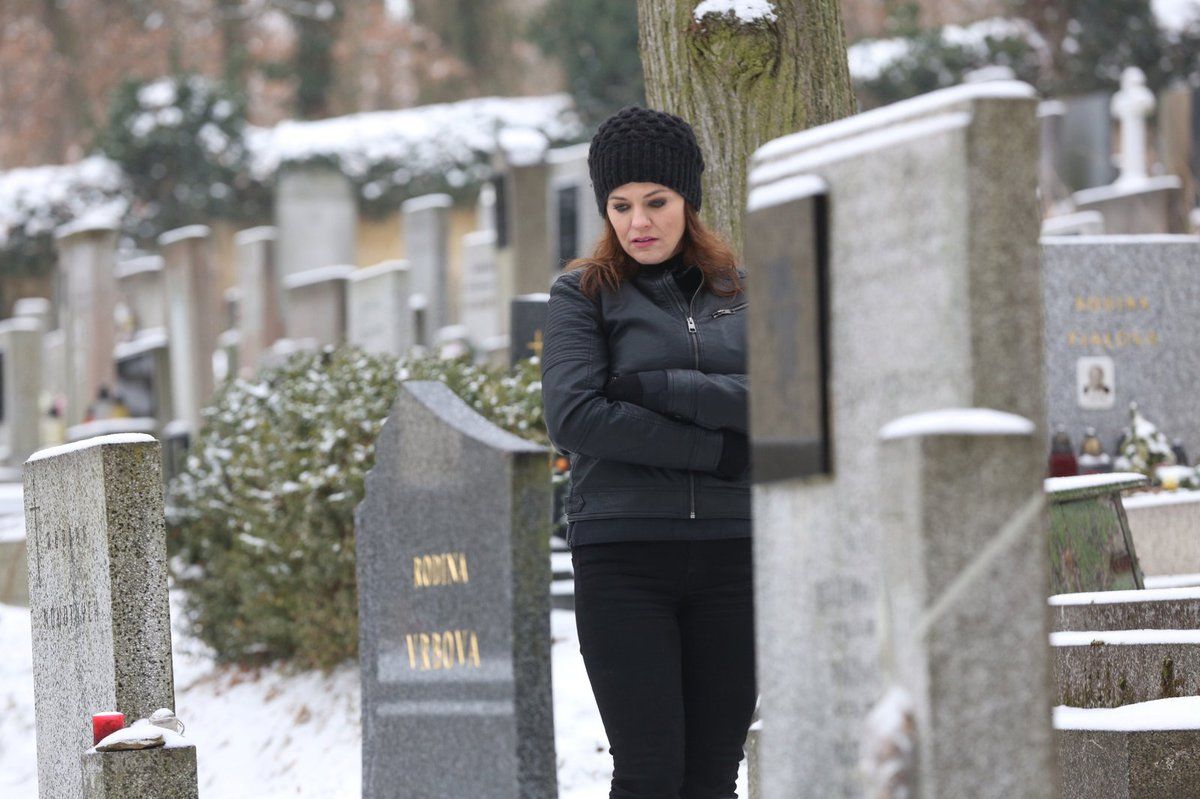 Marta Jandová mrzla na hřbitově kvůli videoklipu k filmu Muzzikanti!