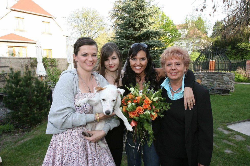 Marta Jandová slavila narozeniny své &#34;macechy&#34; s nevlastní sestrou Eliškou a pejskem, který se jmenuje Katze