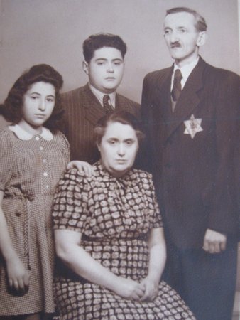 S rodiči a bratrem těsně před transporty do Terezína.
