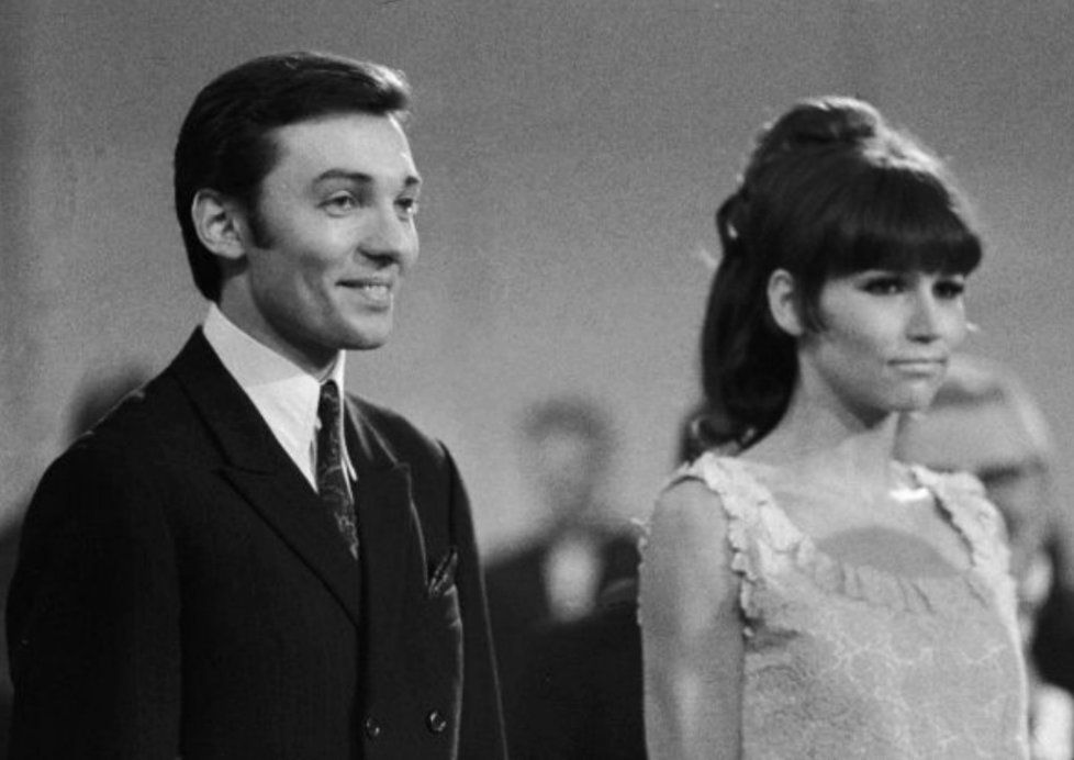 Karel Gott a Marta Kubišová v roce 1967 na předávání Slavíků