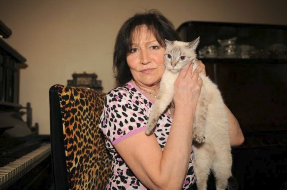 Marta Kubišová s kočičkou. Pořad Chcete mě, který se věnuje opuštěným zvířatům, moderuje už 28 let.