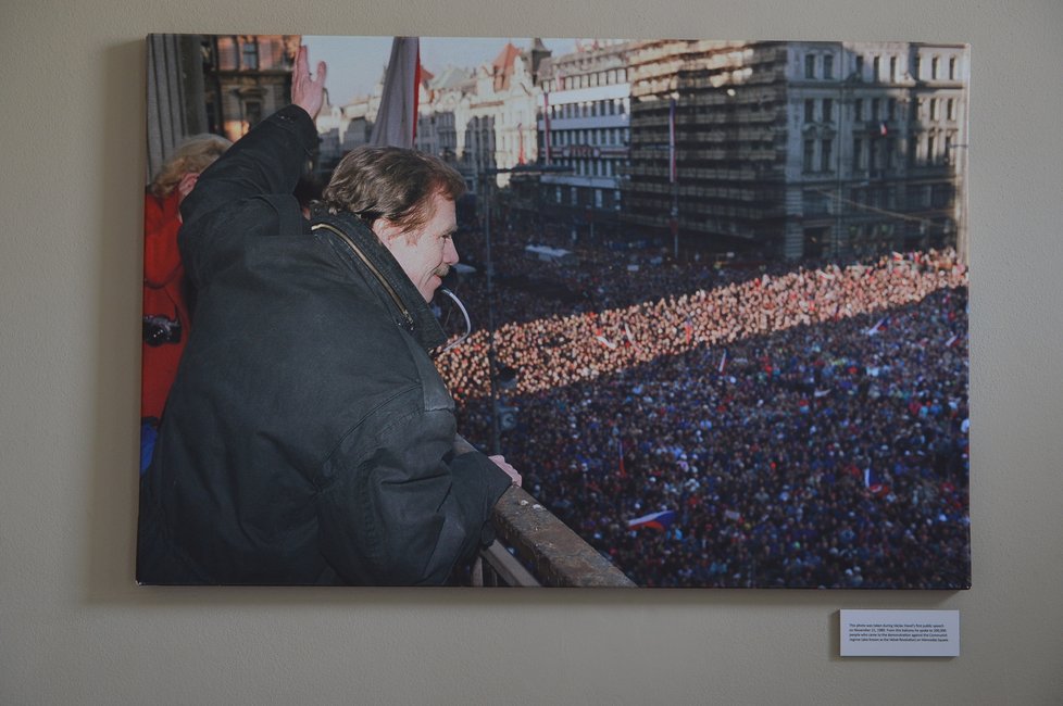 Zaplněné náměstí a bývalý prezident Václav Havel