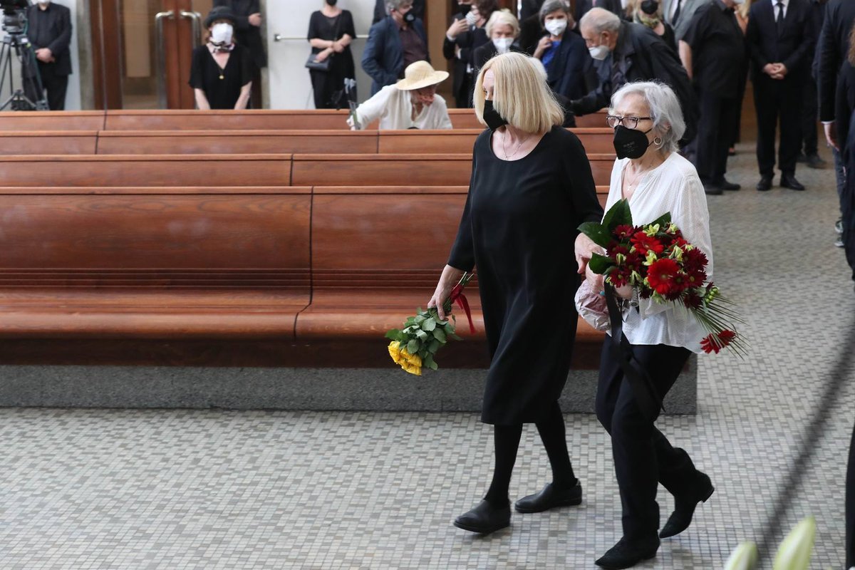 Marta Kubišová na pohřbu Ivana Havla: S pugétem gerber ji k rakvi doprovodila režisérka Olga Sommerová.