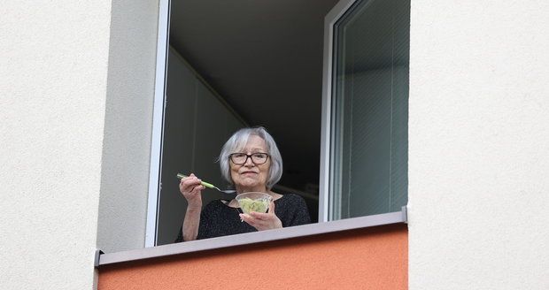 Marta Kubišová nám v okně ukázala i svou fenku Brillinu.
