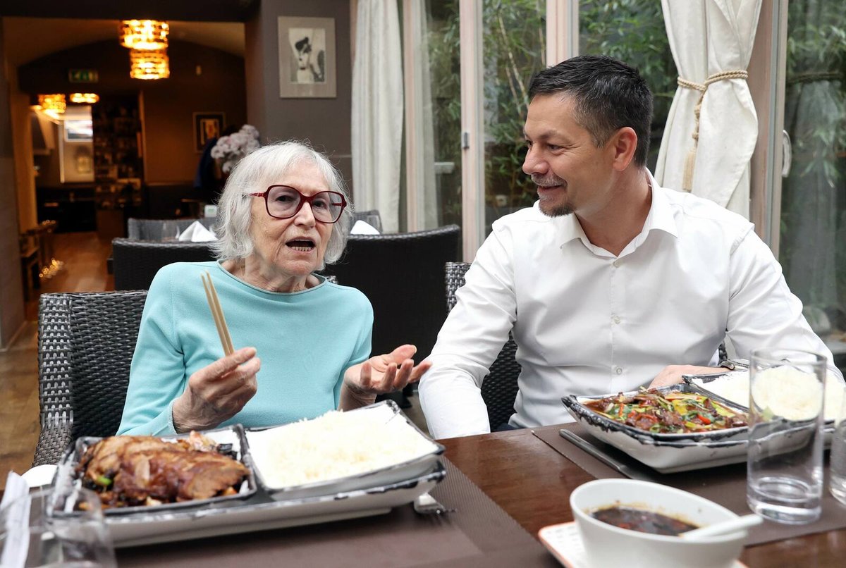 Marta Kubišová s kachnou na talíři ukazuje majiteli restauratérovi Janu Lacinovi, jak dokonale umí hůlky ovládat.