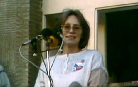 Marta Kubišová v roce 1989 na balkoně Melantrichu na Václavském náměstí