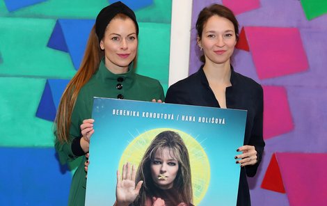 Tři Marty: Hana Holišová, Berenika Kohoutová a na plakátu Kubišová.