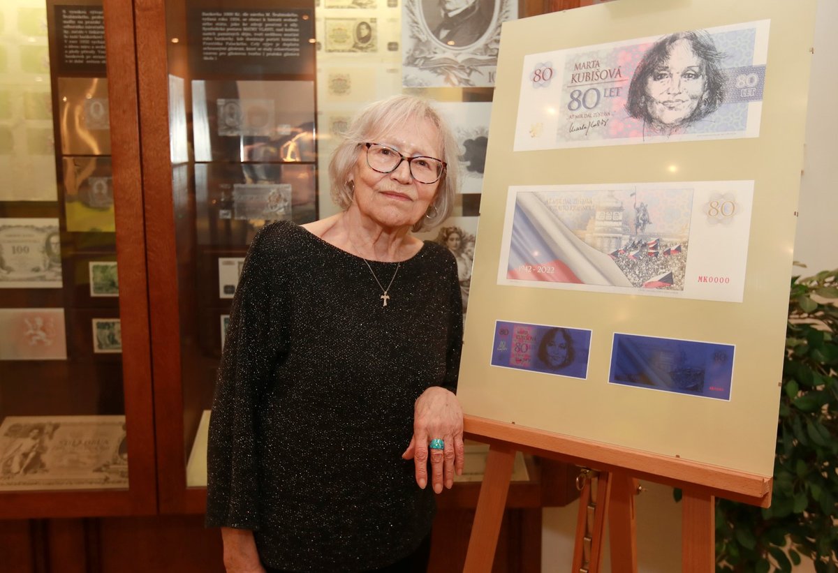 Marta Kubišová s nadšením sledovala tisk své vlastní pamětní bankovky. 