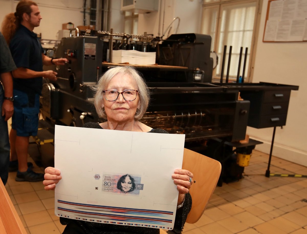 Marta Kubišová s nadšením sledovala tisk své vlastní pamětní bankovky. 
