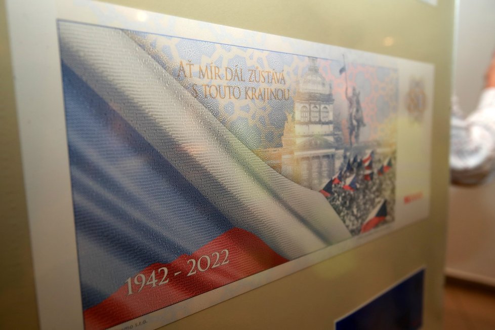Marta Kubišová s nadšením sledovala tisk své vlastní pamětní bankovky.