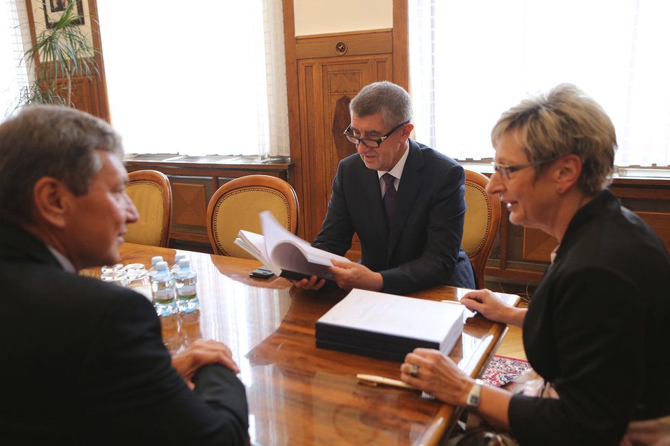 Premiér Andrej Babiš (ANO) s ministryní průmyslu a obchodu Martou Novákovou