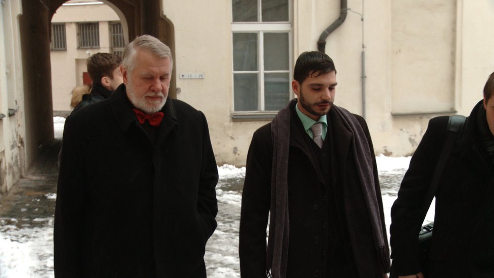 Europoslanec Štětina a brněnský zastupitel Kincl odchází od soudu s Martou Semelovou.