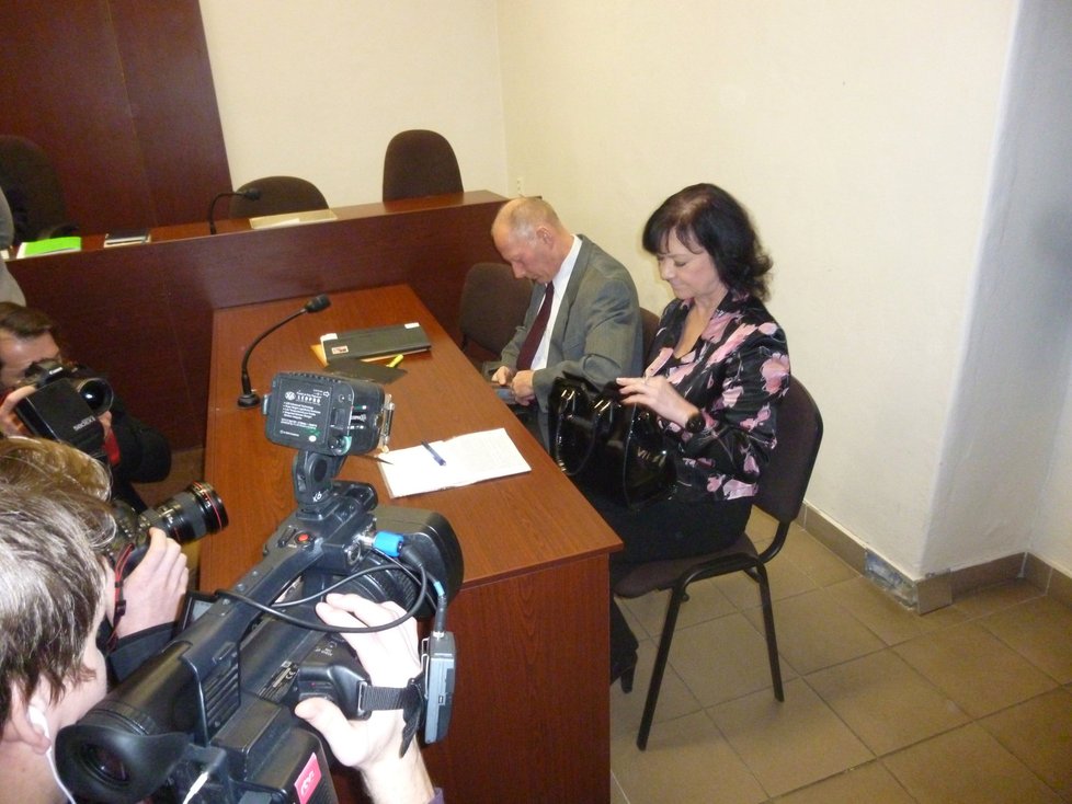 Soud s Martou Semelovou: Členka KSČM při příchodu do soudní síně