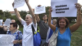 Marta Semelová (KSČM) během protestu na Praze 6 s cedulkou proti přepisování historie