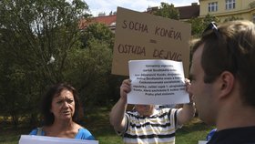 Marta Semelová (KSČM) během protestu na Praze 6 s cedulkou proti přepisování historie