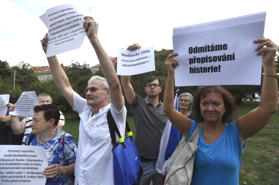 Marta Semelová (KSČM) během protestu na Praze 6 s cedulkou proti přepisování historie