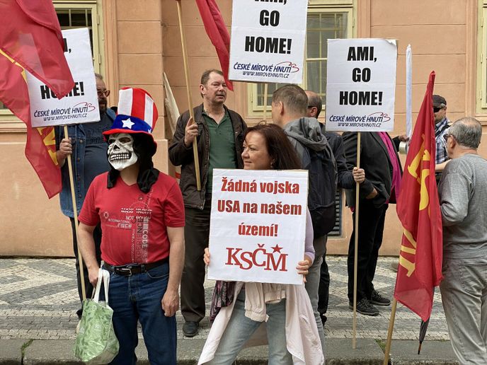 Marta Semelová na demonstraci KSČM proti obranné smlouvě s USA