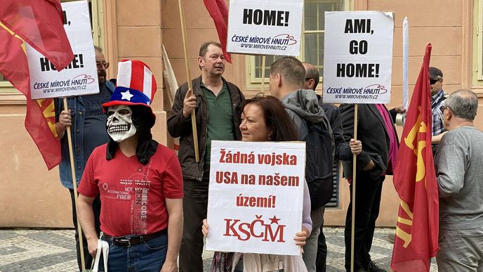 Marta Semelová na demonstraci KSČM proti obranné smlouvě s USA